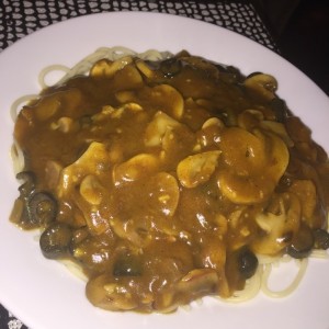 spaguetti con hongos y aceitunas negras