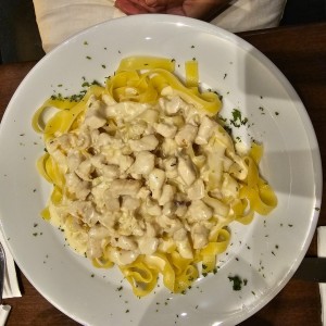 Fetuccini con pollo con salsa blanca

