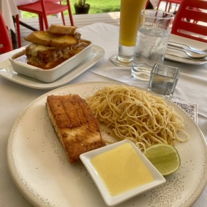 Salmon asado con pasta al olio 