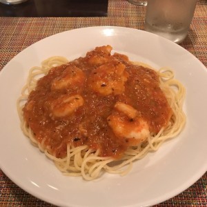 Spaguetti con camarones en sala pomodoro