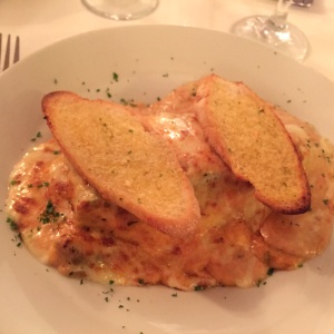 Lasagna de pollo con espinaca , salsa rosa 