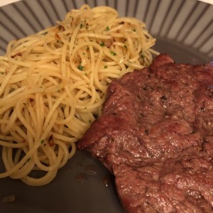 carne a la plancha con pasta al oleo