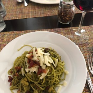 pasta capricio (al pesto c pollo y tocino