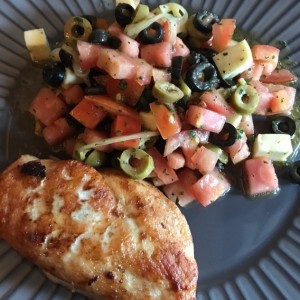 pollo a la plancha y ensalada napolitana