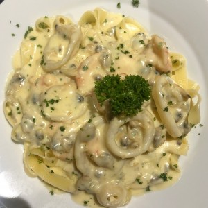 Fetuccini en salsa blanca con camarones