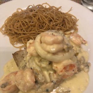 Convina Tre Sacallini con salsa blanca de mariscos. con pasta al oleo integral