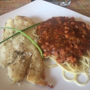 Corvina a la plancha con spaguetti Arrabbiata 