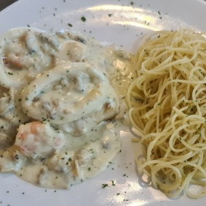 CORVINA CON MARISCOS Y SPAGUETTIS