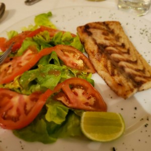 Filete de pescado a la plancha con ensalada