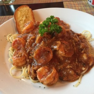 espaguettini, pomodoro, camarones y almejas