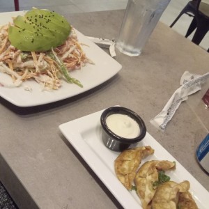 cangrejo ensalada con aguacate y gyosas 