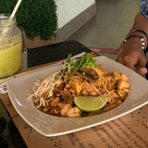 Pad Thai Mixto (pollo, filete y langostinos)