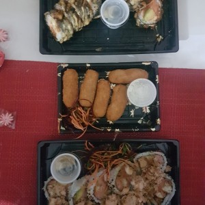 Entradas Calientes - Croqueta de cangrejo, roll tiger, roll arigato.