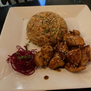 Yakimeshi de pollo