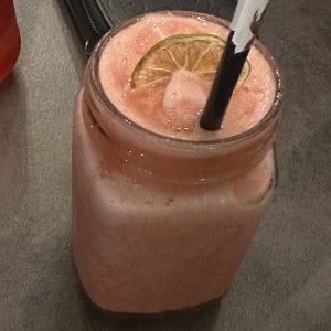 Limonada de frutos rojos