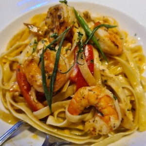 cajun pasta con pollo y camaron