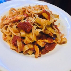 Pasta roja con pollo