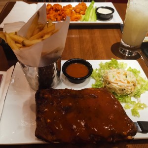 Ribs con salsa BBQ y papas fritas