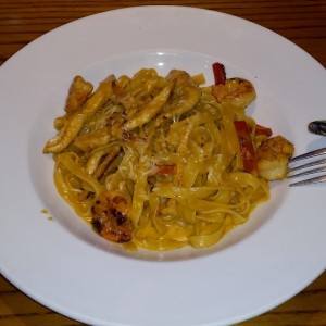 Pasta con camarones y Pollo