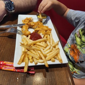 Nugetts de pollo con papas fritas