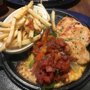 Sizzling Chicken and Shrimp con papitas fritas. 