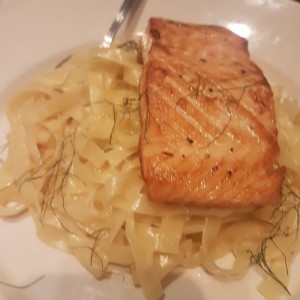 salmon con pasta alfredo