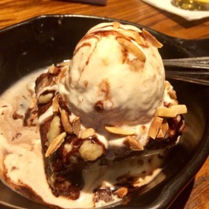 Brownie con helado de vainilla 