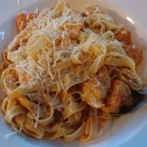 fetuccini con pollo y camarones