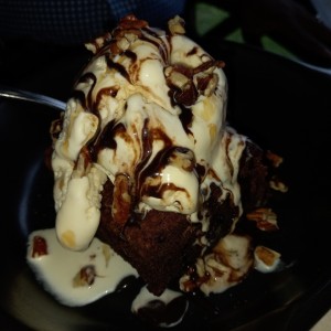 Postre de brownie caliente con helado