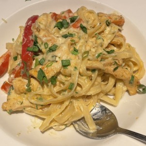 Pasta con pollo y camarones 