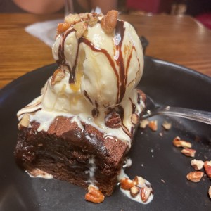 Brownie con helado