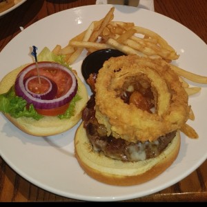 Hamburguesa con aros de cebolla