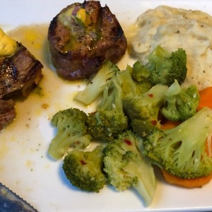 Filete mignon con vegetales y pure de papas