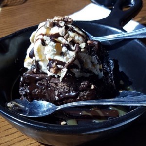 brownie con helado de vainilla