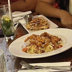 Tacos de pollo y pasta de camarones 