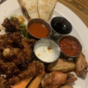 Chicken strips, quesadillas y wings