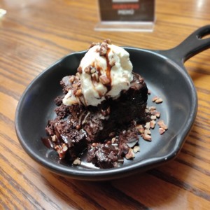 brownie con helado y almendras