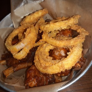 Bucket de Costillas y Alitas