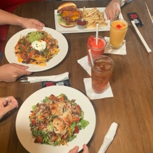 Hamburgues, ensalada y nachos 