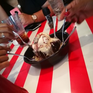 brownie con helado