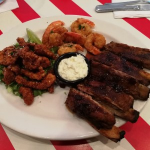 plato mixto, chiken fiher, camarones cajun y Costillas 