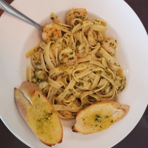 Fetuccini con camarones al oleo