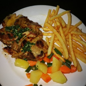 chuletas a la plancha, con papas fritas