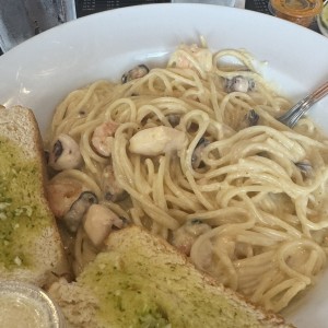 Espaguettis Con Almejas, Camarones o Mariscos