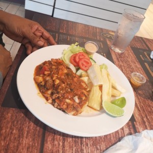 Filete de Corvina en Salsa de Mariscos