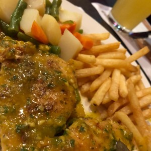 Pollo al ajillo con papas fritas