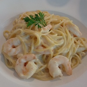 Spaghetti con Camarones en salsa blanca