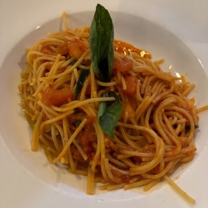 Spaghetti con Pomodoro Fresco e Albahaca