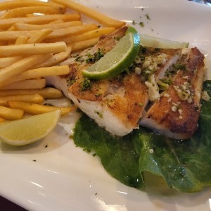 Corvina al Ajillo con papas fritas