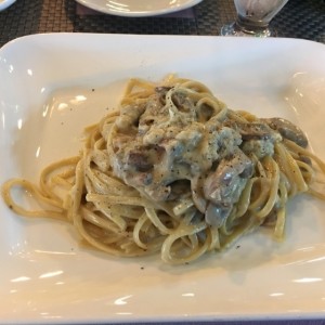 Linguini en Rueda Parmesano con Pancetta y Hongos